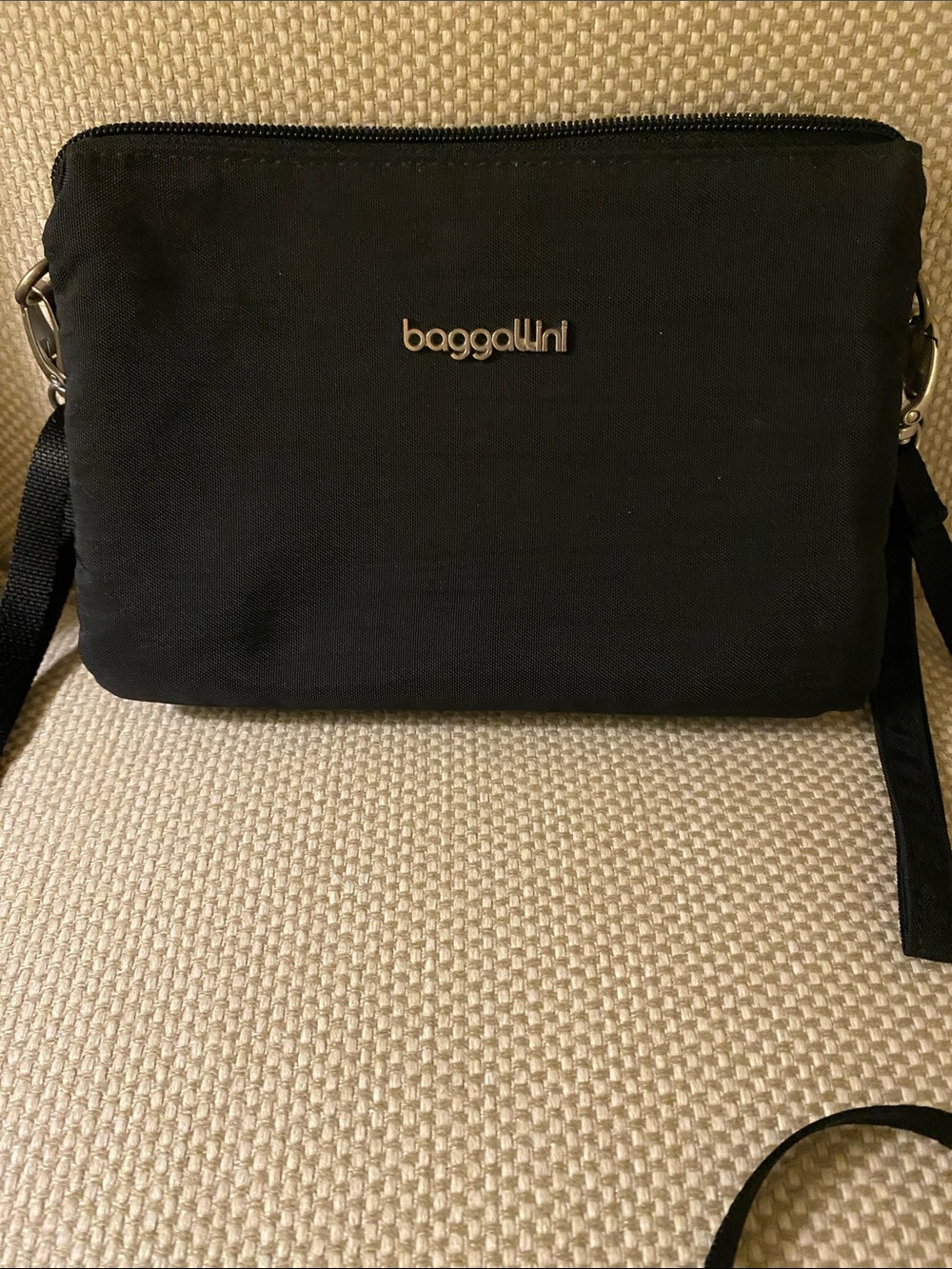 Baggallini Black Nylon Crossbody Bag •
Wristlet Strap • Gray Lining - Picture 2 of 12